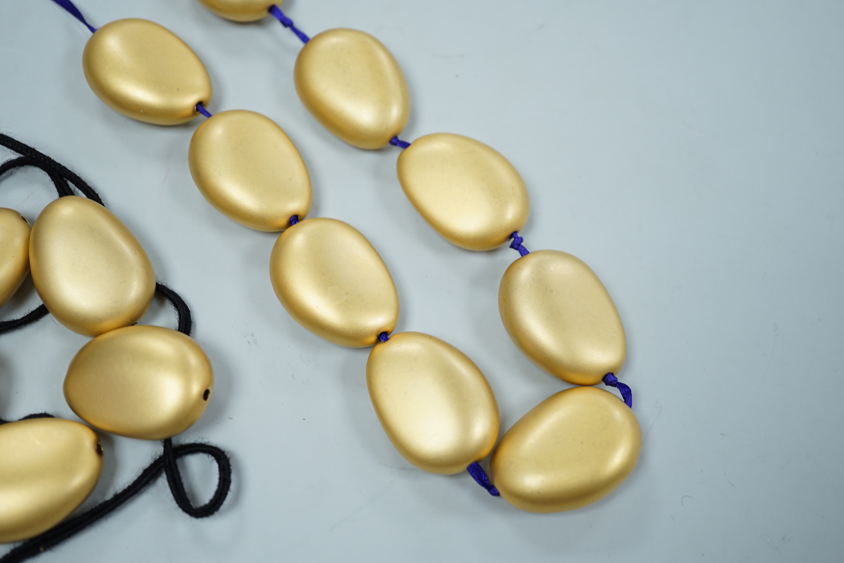 A gold coloured 'pebble' costume necklace (a.f.)